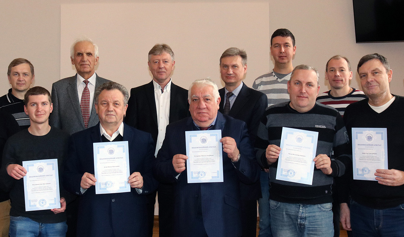 фото вручення дипломів після  курсів підвищення кваліфікації «Сертифікація енергетичної ефективності будівель»