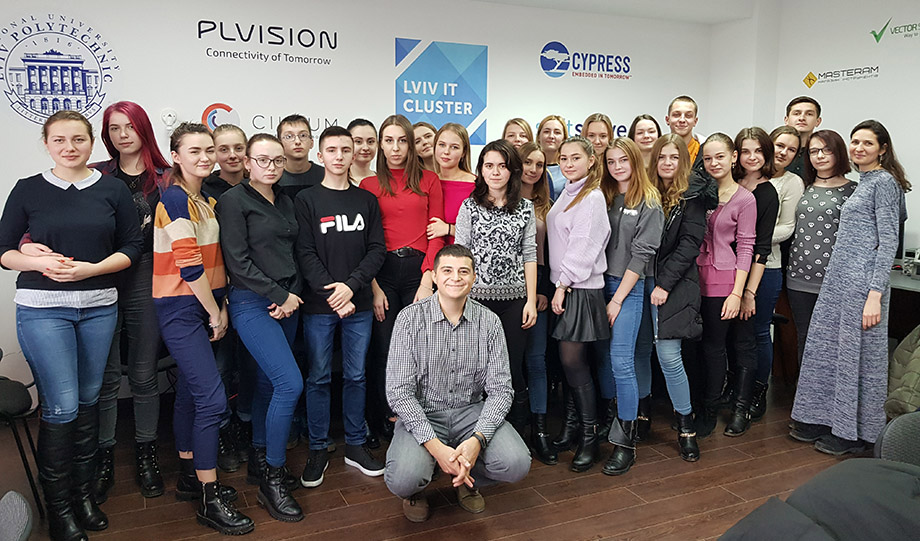 фото Андрія Заблоцького, QC Expert у SoftServe та викладач Національного університету «Львівська політехніка» зі студентами