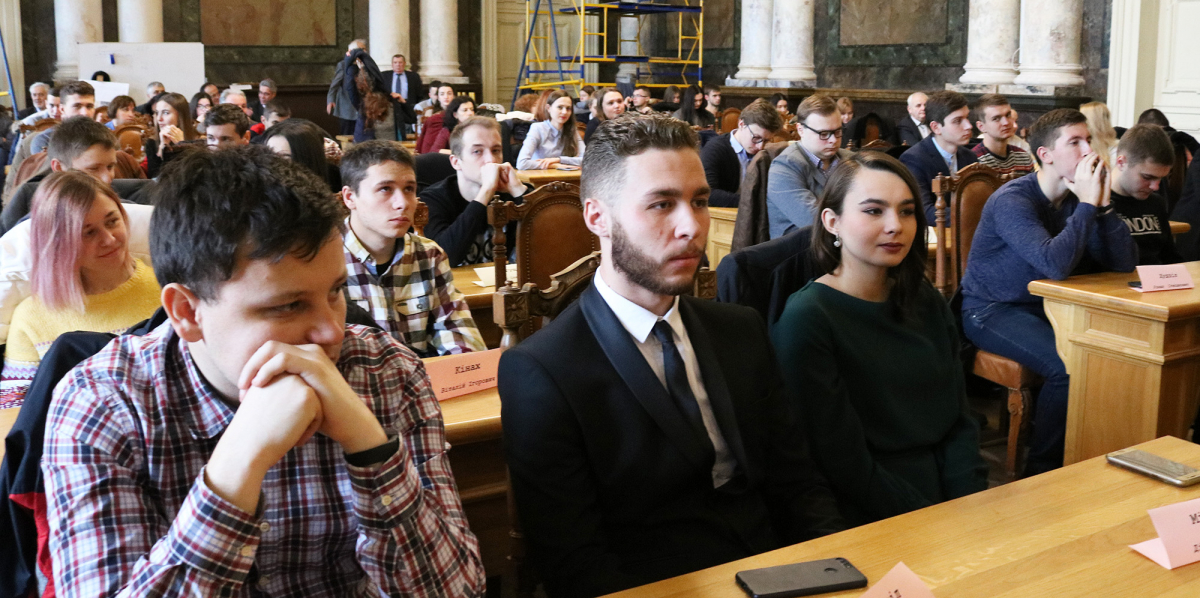 фото переможців студентської науково-технічної конференції разом із ректором Юрієм Бобалом