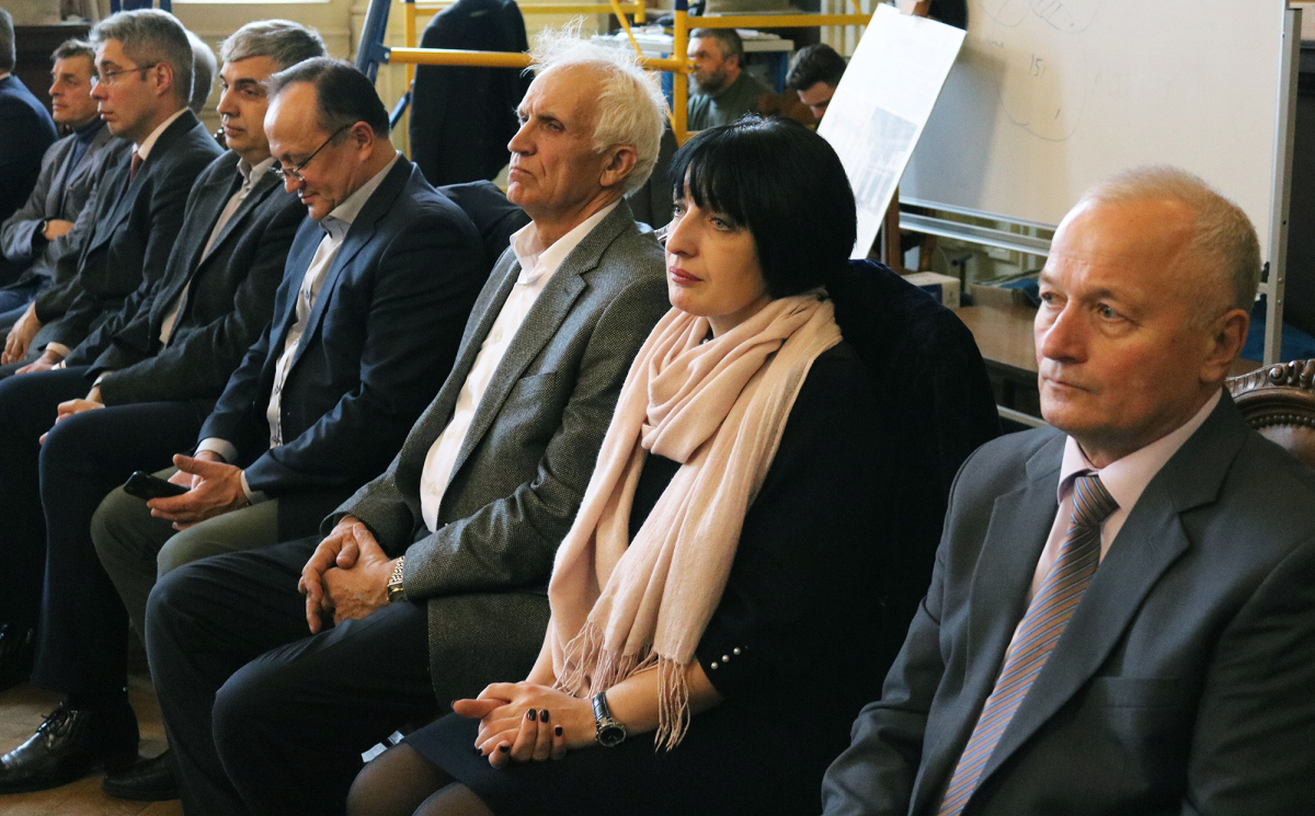фото переможців студентської науково-технічної конференції разом із ректором Юрієм Бобалом