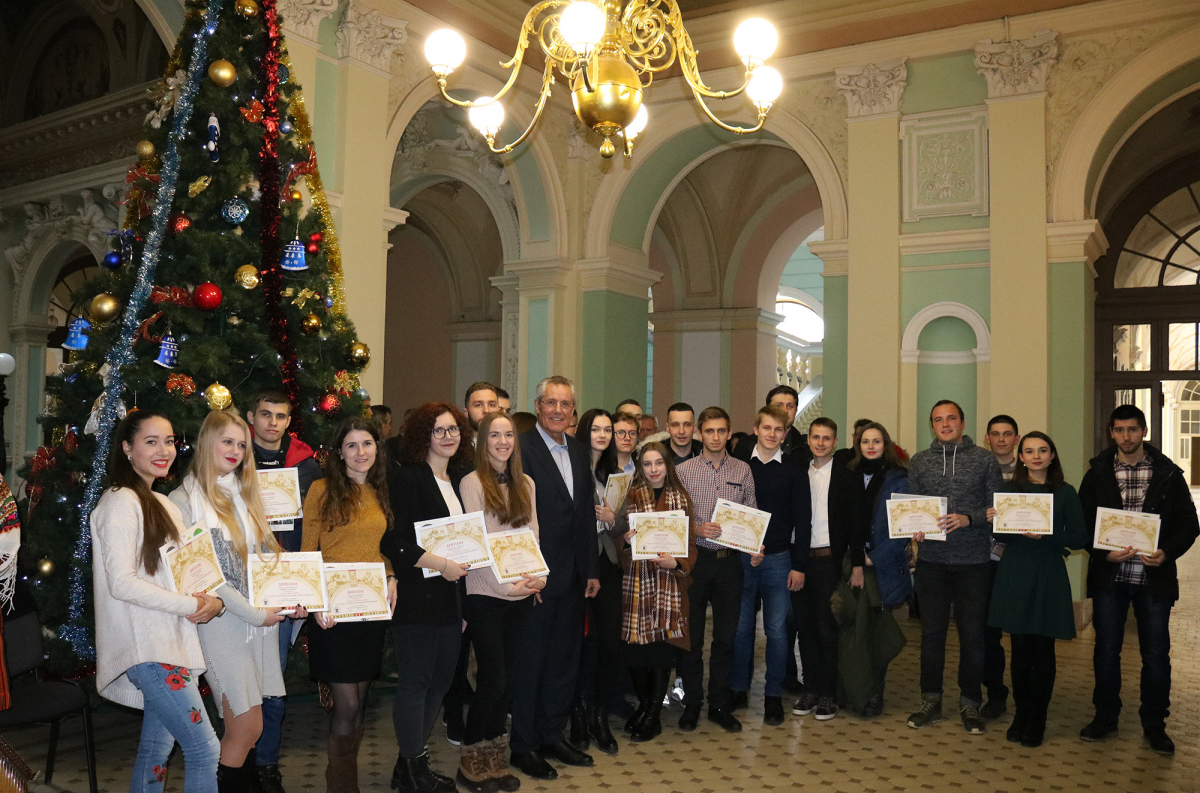 фото переможців студентської науково-технічної конференції разом із ректором Юрієм Бобалом