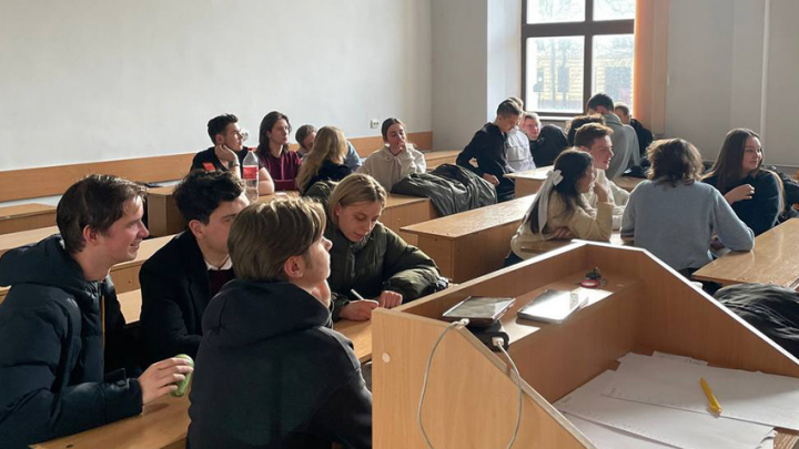 Фото із заходу